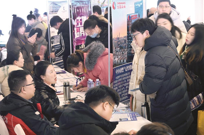         图为求职者在招聘会现场与用人单位工作人员交流。                               本报记者　郝群英　摄    
