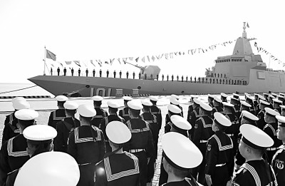 我国自主研制的055型万吨级驱逐舰首舰南昌舰归建入列（资料照片）。新华社发