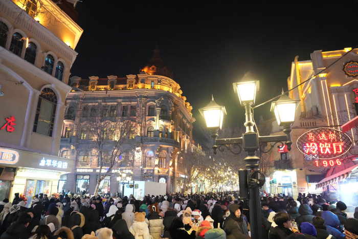 2023年12月31日，哈尔滨百年老街中央大街人头攒动。新华社记者 王建威 摄