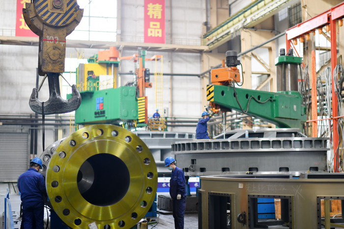 工人在哈电集团哈尔滨电机厂有限责任公司生产车间作业（2023年4月11日摄）。新华社记者 王建威 摄