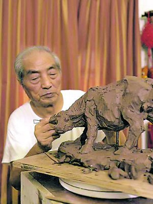 　　汪观清在创作中。 资料图片