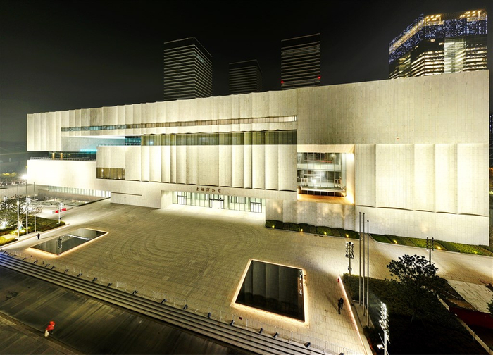 夜幕中的上海博物馆东馆