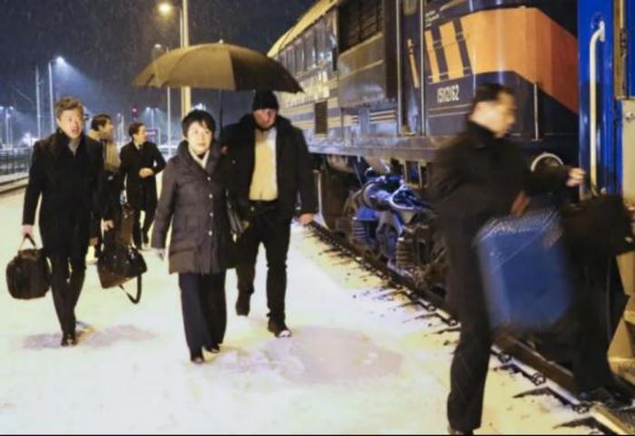  当地时间1月6日，从波兰乘火车前往乌克兰的还没日本外相上川阳子 图：共同社
