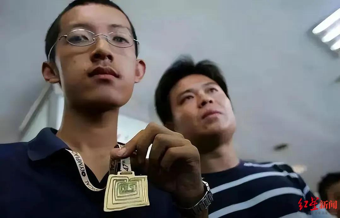 ▲柳智宇斩获金牌。曾因数学上的天赋，他被冠以“北大数学天才”