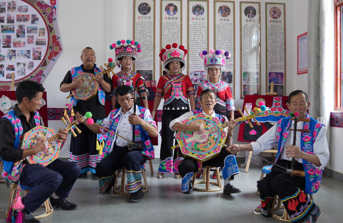 左脚舞项目国家级非遗传承人普清荣弹唱左脚调 楚雄州委宣传部 供图