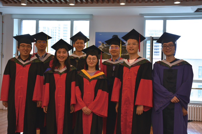 李炜（后排中）与指导的毕业生合影留念
