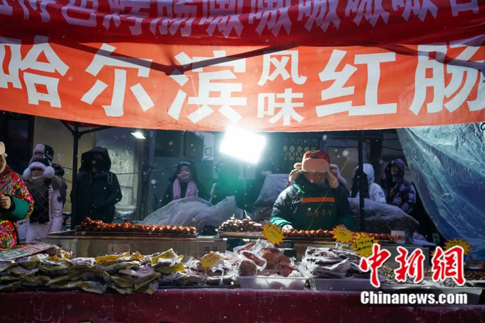 　　红专早市上卖红肠的摊位。赵宇航 摄