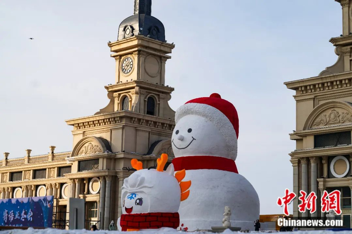 　　显眼包大雪人。 赵宇航 摄