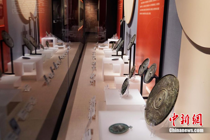 　　铜镜馆内展出的铜镜。孙汉仑 摄