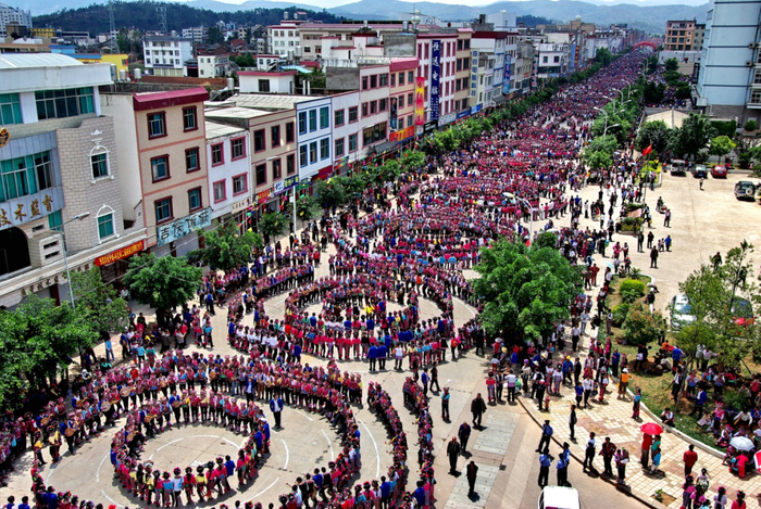 牟定县万人同跳左脚舞 资料图