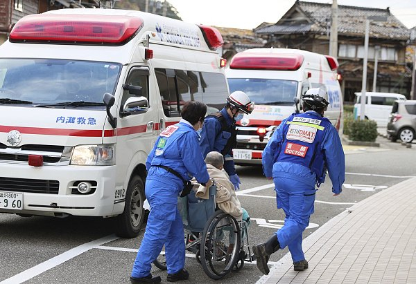 △1月2日，石川县一处医疗机构因停水断电而转移病患。