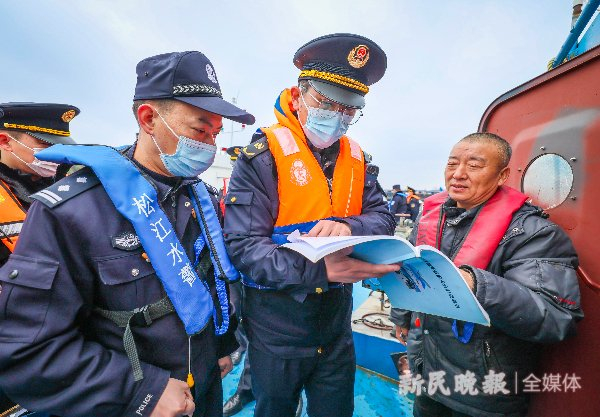 资料图：2023年2月，松江区多部门开展黄浦江松江段渔政同步执法巡查行动，确保禁渔工作落到实处 新民晚报记者 陶磊 摄