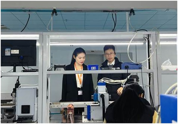 王先生向平安普惠深圳分公司咨询顾问介绍生产线运作流程