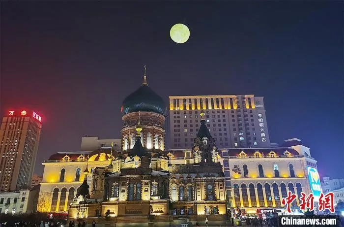 　　索菲亚教堂上空升起满月。张育心 摄