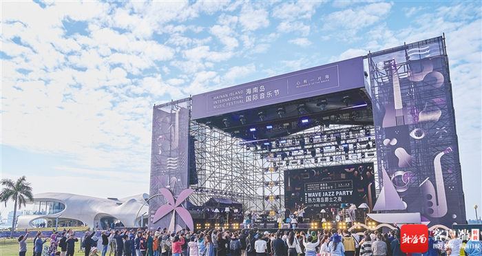 海南岛国际音乐节“热力海岛爵士之夜”在云洞图书馆户外草坪举办。记者 封烁 摄