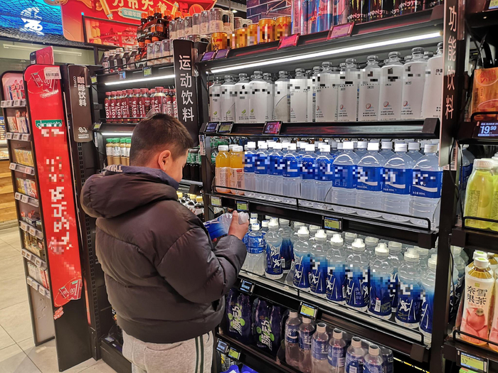 超市货架上的电解质饮料。孟刚摄