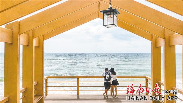 游客在海南环岛旅游公路博鳌段观景台看海。 海南日报记者 张茂 摄