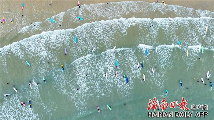 2023年12月2日，游客在三亚后海村海边冲浪。海南日报记者 王程龙 摄