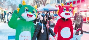 红专街早市推出卡通人偶合照服务。本报记者黄晏君摄