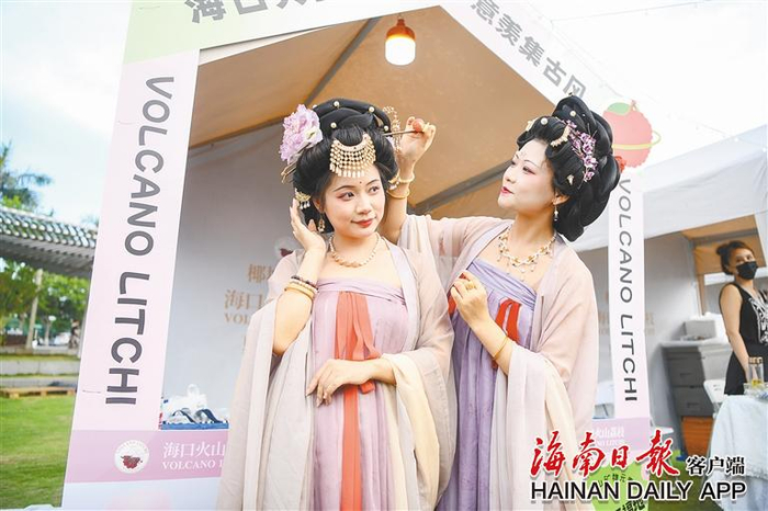 海口云洞图书馆外，两名身着汉服的女子逛市集。海南日报记者 袁琛 摄