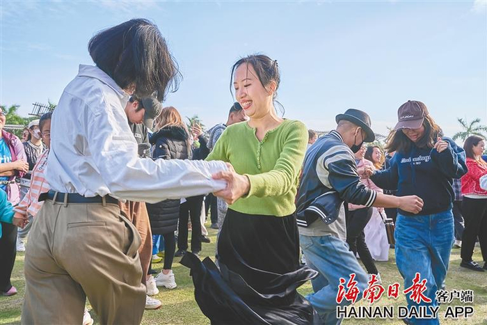 2023年12月24日，市民在海口湾畔的草地上跳爵士舞。海南日报记者 封烁 摄