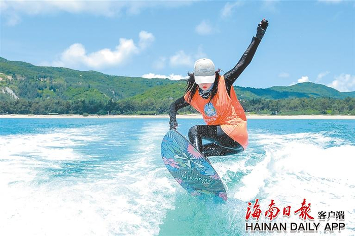 一名女子在三亚皇后湾冲浪。海南日报记者 武威 摄