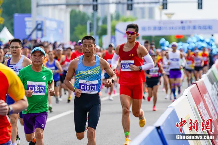 　　2023哈尔滨马拉松赛事现场。赵宇航 摄