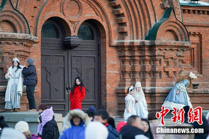 　　“女王”“公主”纷纷出街。赵宇航 摄