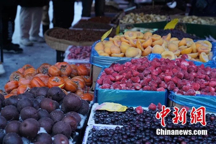 　　“万物皆可冻”的东北冻货。赵宇航 摄