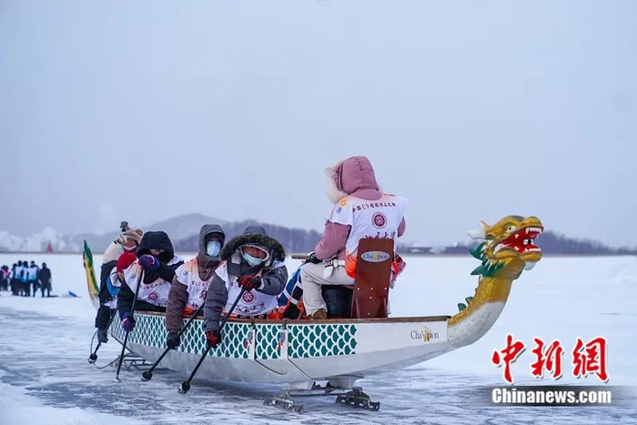 　　冰上龙舟赛。 赵宇航 摄