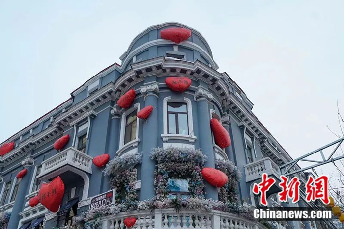 　　中央大街上风格不同的建筑。赵宇航 摄