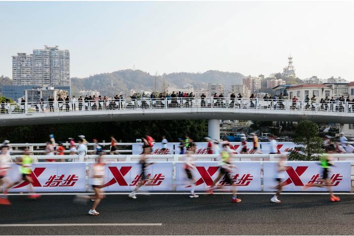 大众跑者在厦门马拉松赛道全面提速