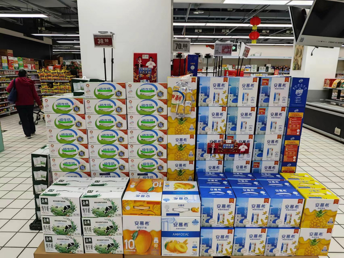 乳品开启年节促销。 新京报首席记者 郭铁 摄