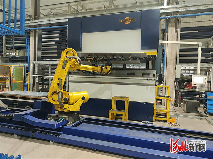 2023年12月25日，在科林电气结构事业部智能柔性生产线，机械臂正在作业。 河北日报记者 米彦泽摄