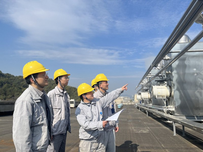 （图为项目团队进行实地分析 楼子微／摄）