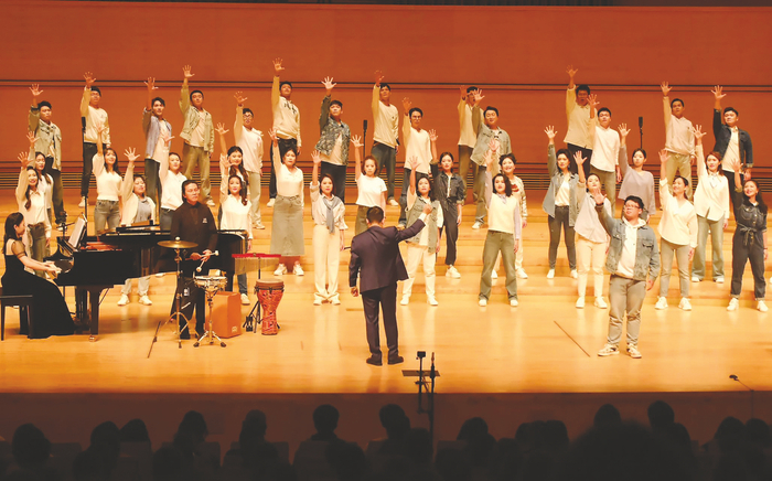     合唱团成员是一群有着不同职业背景但志同道合的热血青年    本报记者宋延康 摄