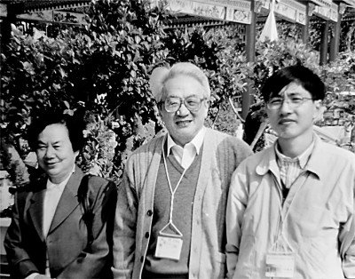 1998年，萧萐父（中）、卢文筠（左）夫妇与本文作者在一次学术研讨会上合影。