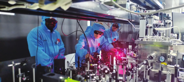 李炜（左二）指导学生、职工开展实验