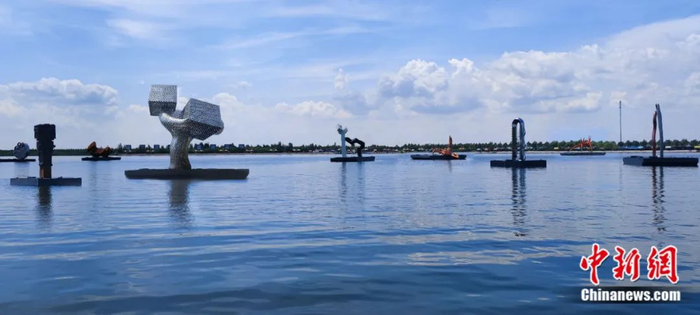 　　呼兰河口湿地的“漂浮的雕塑公园”。刘锡菊 摄