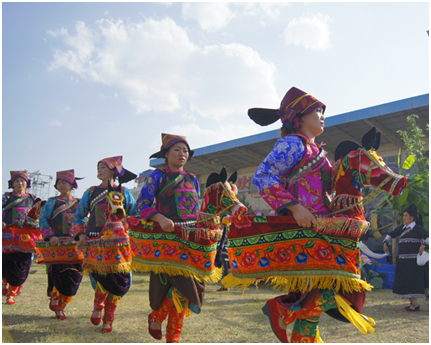 纸马舞 马旭芬 刘星 摄