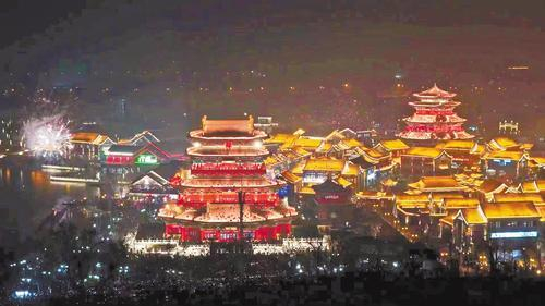    1月1日，美丽的南川老街夜景让人陶醉。   河北日报通讯员 魏志广摄
