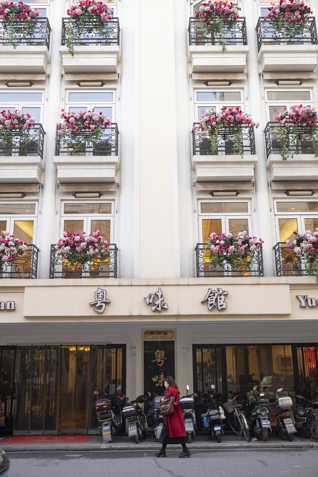 当年黄河路上很多饭店都先协商动迁再开店，粤味馆至今保留了从上到下多层楼面经营的格局 赖鑫琳摄