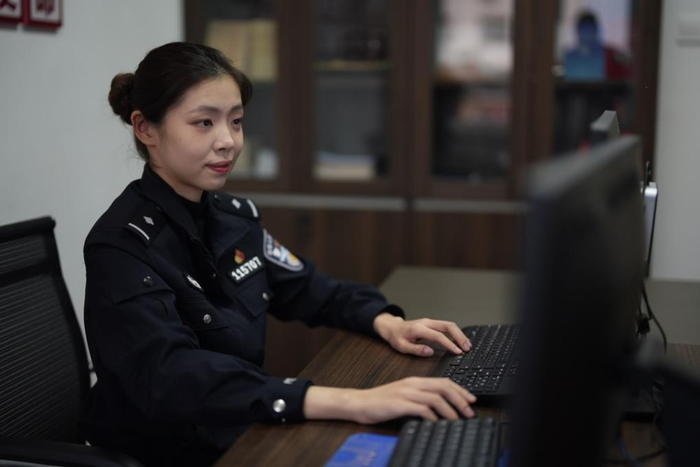 "00后"新警察故事_新浪新闻