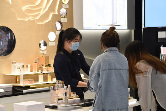 图：仙桃女生们在银泰仙商美妆专柜体验新款香氛