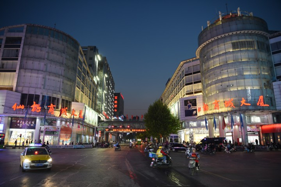 图：三十年来，银泰仙商始终屹立在沔阳大道和大新路口