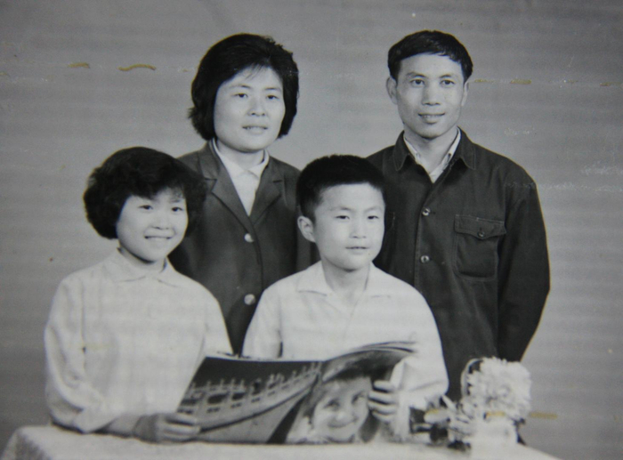 薛舒小学时的全家福（图据薛舒）