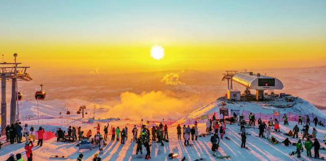 将军山滑雪场，雪友和游客观赏“最美落日”。将军山国际滑雪度假区供图