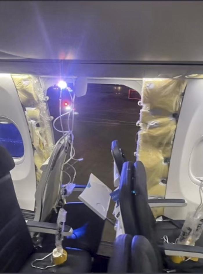 波音737 MAX 9飞机舱门脱落，航空专家称有三种可能