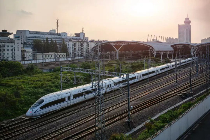 从南京站驶出的高铁列车。图/图虫创意