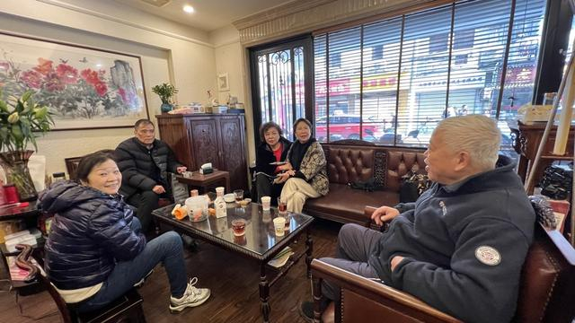 粤味馆一楼办公区域近来成为老朋友们的聚会点，左起为粤味馆老板娘阿珍、老板阿明、“大篷车”、“大篷车”好友、阿牛 谢飞君摄